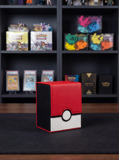 Box TCG Pokémon rouge et blanche devant une étagère de cartes